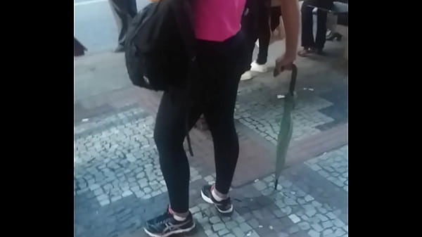 MORENA_MUITO GOSTOSA DE LEG NO_PONTO DO ÔNIBUS BR