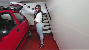 PRIMERA PARTE invito a mi amiga latina a follar en el parqueadero pú_blico .. se deja FOLLAR EL CULO y recibe leche en la cara es una angel