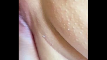 Froto mi clitoris a pleno dia hasta llegar al orgasmo 