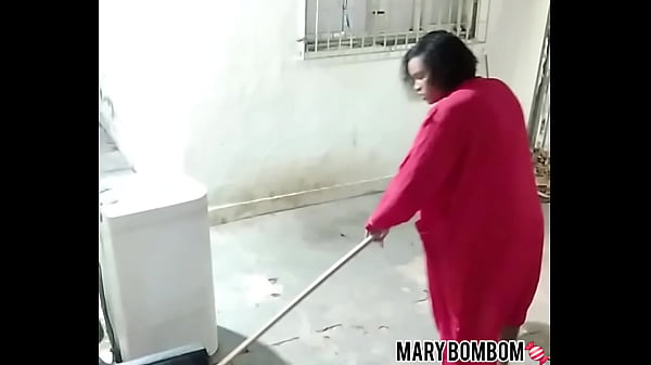 Play MP4 - Meu vizinho me viu pelada varrendo e me botou pra mama