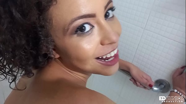 Play MP4 - Acabou a cena mais o tes&atilde;o continua e vou no banheiro fuder o rabo da Polly Petrova