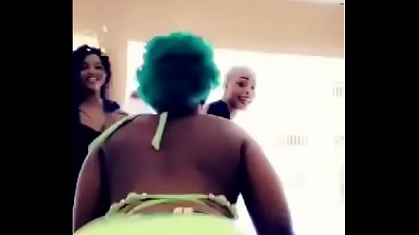 Elles Remuent Leurs Fesses thumbnail