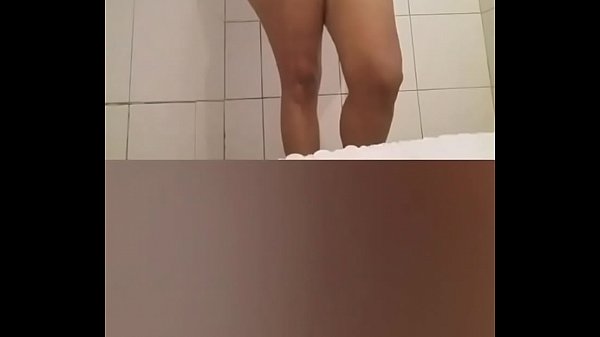 Mujer tetona y culona mostrando_en la_ducha