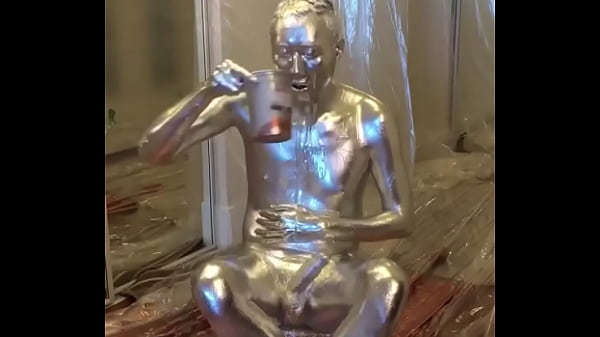 Homem Se Pinta De Prata E Bate Uma. thumbnail