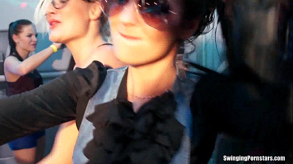 Play MP4 - Party girls have fun in club
