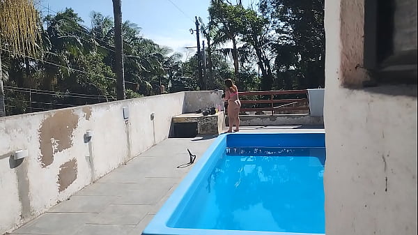 Chamei o pedreiro no domingo pra terminar um servi&ccedil;o na piscina. Mais fiquei preparada bem putinha esperando.. logo ele bateu uma punheta e gozou pra mim 