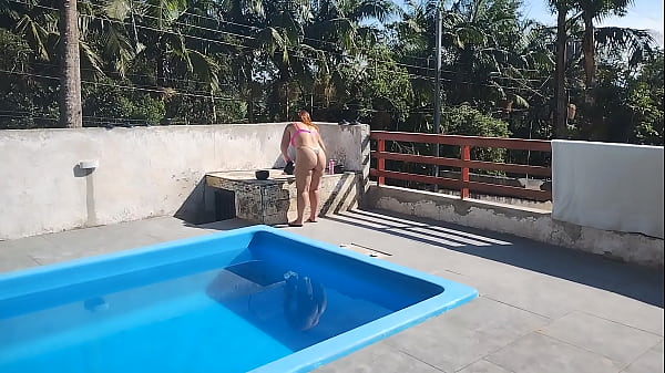 Chamei o pedreiro no domingo pra terminar um servi&ccedil;o na piscina mais fiquei preparada bem putinha esperando logo ele bateu uma punheta e gozou pra mim 