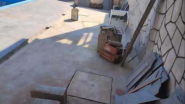 Chamei o pedreiro no domingo pra terminar um servi&ccedil;o na piscina mais fiquei preparada bem putinha esperando logo ele bateu uma punheta e gozou pra mim 