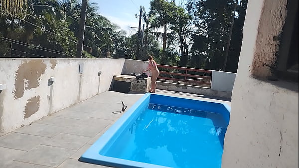 Chamei_o pedreiro no domingo pra terminar um serviço na piscina Mais fiquei preparada_bem putinha esperando logo ele bateu umapunhetae gozoupra mim
