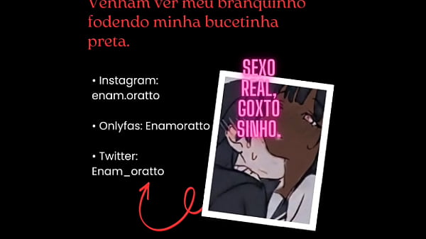 Dandara batendo palmas com a bunda 