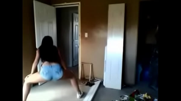 White girl twerk low 