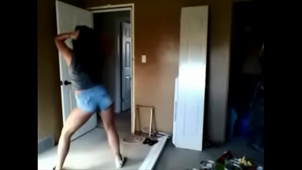 White girl twerk low 