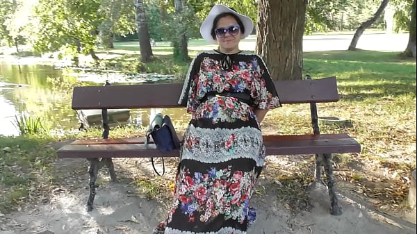 Play MP4 - Hairy mature flashing in the park