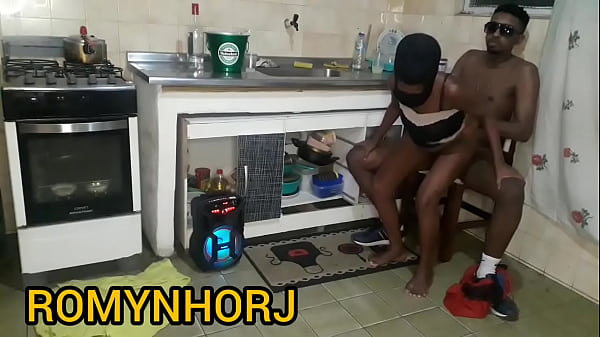 DEPOIS DE BEBER OS AMIGOS SE PEGANDONA COZINHA