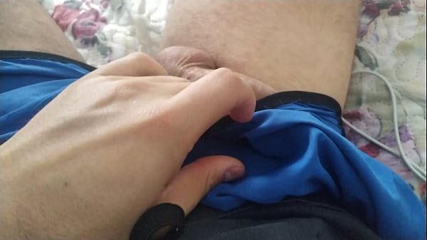 Play MP4 - Novinho com a piroca dura em baixo da berma