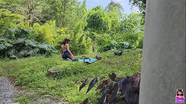 Un chico que iba caminando por la finca me ve haciendo yoga y me termina follando 