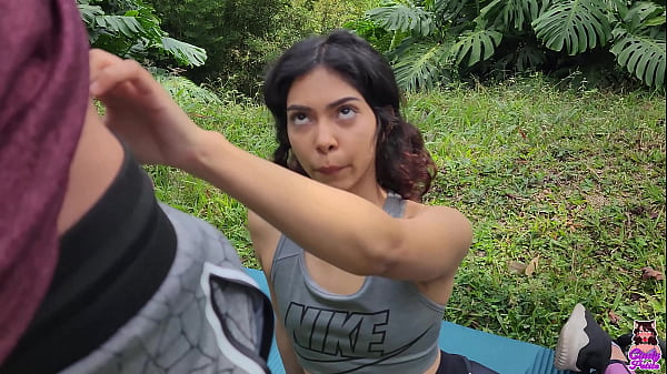 Un chico que iba caminando por la finca me ve haciendo yoga y me termina follando 