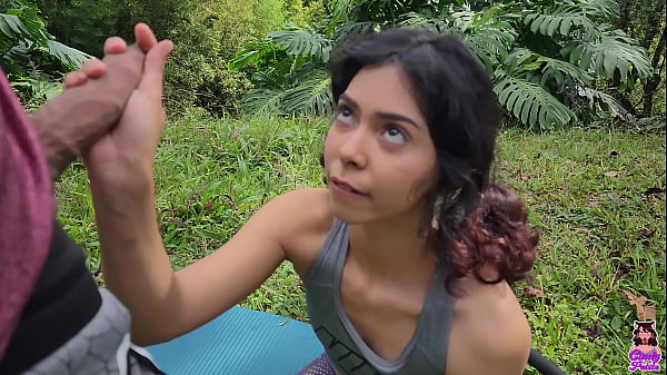 Un chico que_iba caminando por la finca me ve haciendo yoga_y me termina follando