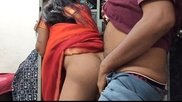 Play MP4 - नौकरानी अलमारी साफ कर रही थी तभी उसका ऑनर आकर छोड़ दिया