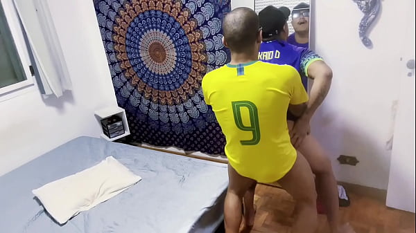 OS PUTOS BRASILEIROS SE ENCONTRARAM E COLOCARAM FOGO NO PARQUINHO COM MUITO SEXO E LEITADAS NO RABO ( TEASER )