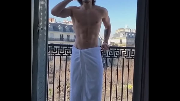 Ai tuột c&aacute_i khăn ra gi&ugrave_m tui coi!