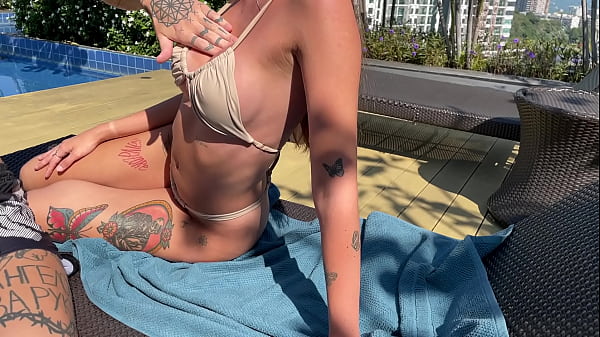 Play MP4 - We just met at the swimming pool