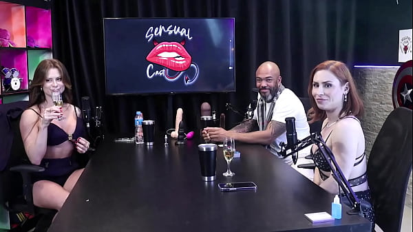 Gostosa sensualiza e fica toda pelada deixando eles cheio de tes&atilde;o - Tati Weg 