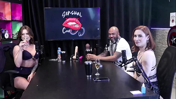 Play MP4 - Gostosa sensualiza e fica toda pelada deixando eles cheio de tes&atilde;o - Tati Weg