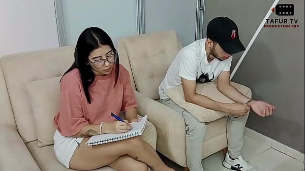 cita psicol&oacute;gica se convierte en blowjob y creampie directo en la garganta de la doctora 