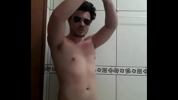 Homem Gostoso movendo seu p&ecirc;nis 