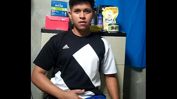 Joven Latino Caliente En Su Cuarto thumbnail