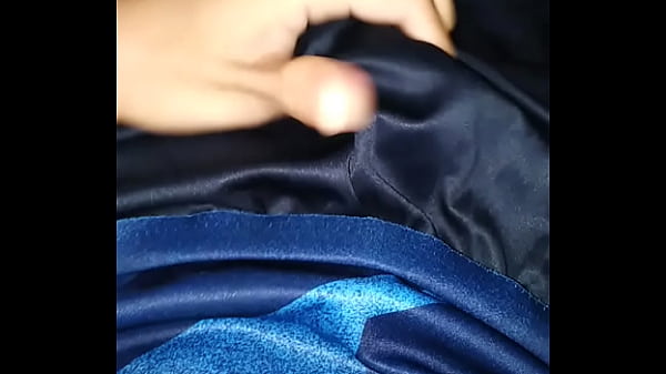 Play MP4 - Jerking off guy on the bed