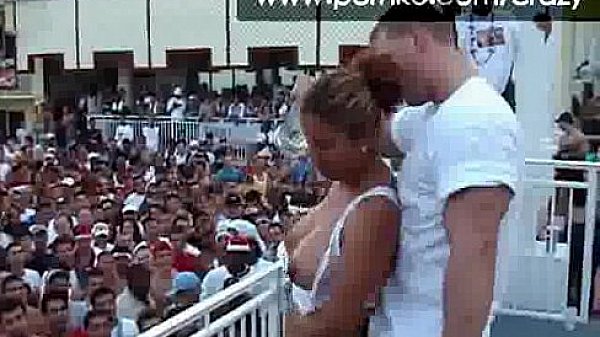 Yummy this girls won't even care if the chef is coocking the pizzas over their hot pussies