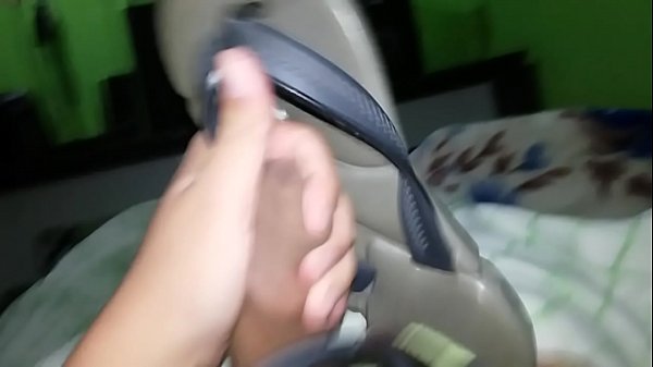 Punheta confort&aacute;vel e macia usando a del&iacute;cia da Havaianas Power 