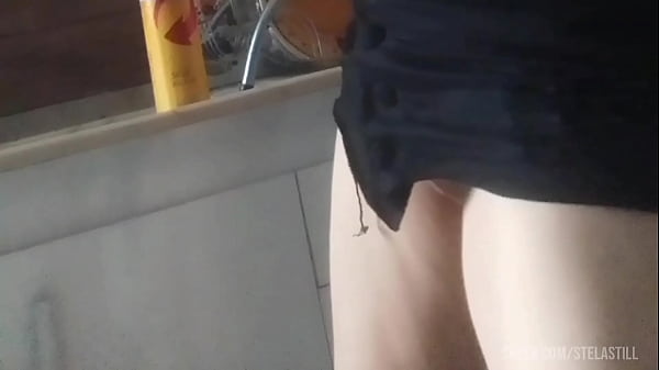 Pau mole e pequeno short dick man 