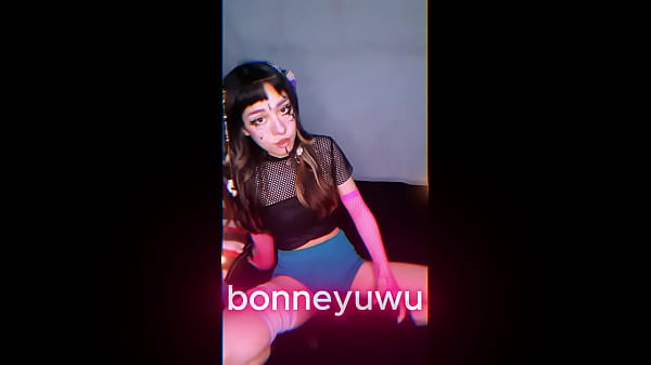 Bonneyuwu 15 35 puta medieval jugando sola chiquita