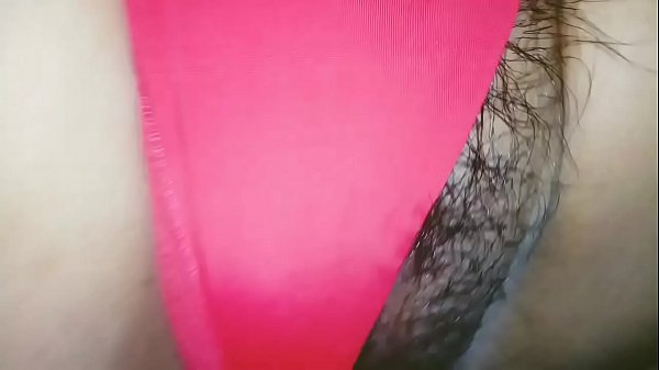 Con la_tanga roja abre_las piernas y entrega la_conchita peluda