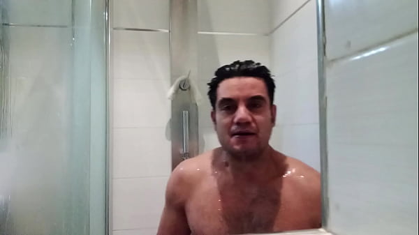 YURI GA&Uacute;CHO - PAU DURO E GOZADA NO BANHO - FULL ON RED 