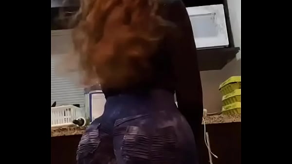 Sacudiendo las tetas 