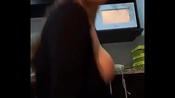 Sacudiendo Las Tetas thumbnail