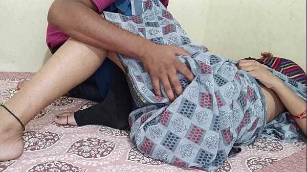 Play MP4 - अनजाने में थक कर रेस्ट कर रही सौतेली बहन को घोड़ी बनाकर पेला