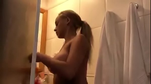 Chupei o cuzinho da amiga porque ela mandou 