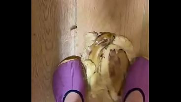 Slippers crush food, crush banana 