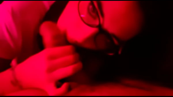 puta_sumisa lo despierta chupandole la polla