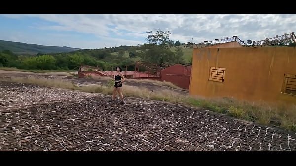 Role com plug no cu em uma fabrica abandonada eu fiquei toda gozada veja completo no sheer 