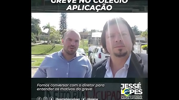 Deputado safado tentando fuder um colégio_inteiro_junto com seu amigo virgem
