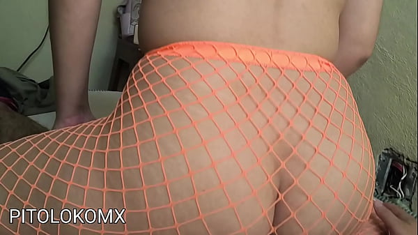 Play MP4 - Amiga atrevida en medias de red&comma; se mueve sabroso de espaldas