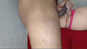Esse pauzã_o nã_o cabe na minha buceta! Tenta foder meu cu! Mulher jovem, magra e gostosa com uma bunda perfeita recebe sexo anal de um pauzã_o