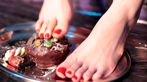 Esmagando Um Bolo Delicioso Meu P&eacute;s - Messy Foot Worship thumbnail