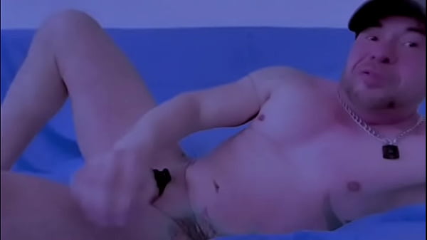 Hetero Chacal Mexicano Exhibi&eacute;ndose Como Puto Maricon Con Su Pene Enjaulado Y Meti&eacute;ndose Un Enorme Dildo En Su Culo thumbnail